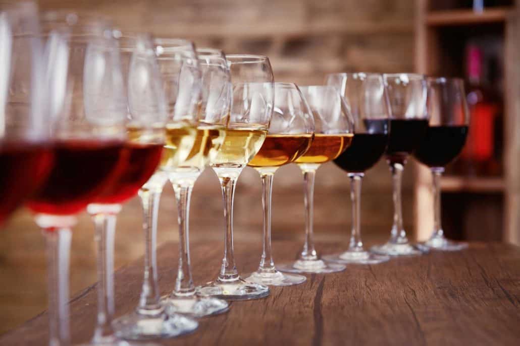 Eine Reihe Weingläser mit Rot- und Weißweinen